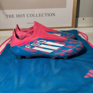Adidas F50  fotbollsskor  - Säljer ett par snygga Adidas F50 fotbollsskor, dom är använda på 2 träningar så dom är i princip helt nya. Jag säljer dom pga av att de var för små för mig. Skriv om ni har några funderingar!