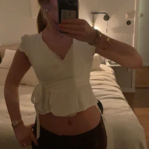 Topp - Söt topp med knytning runt midjan💖
