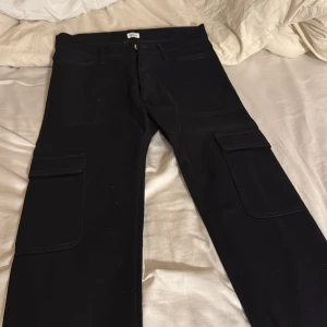 Svarta jeans från Filippa K - Säljer ett par stilrena svarta jeans från Filippa K. Byxorna är helt oanvända, alltså helt nya. Bara att fråga vid funderingar.