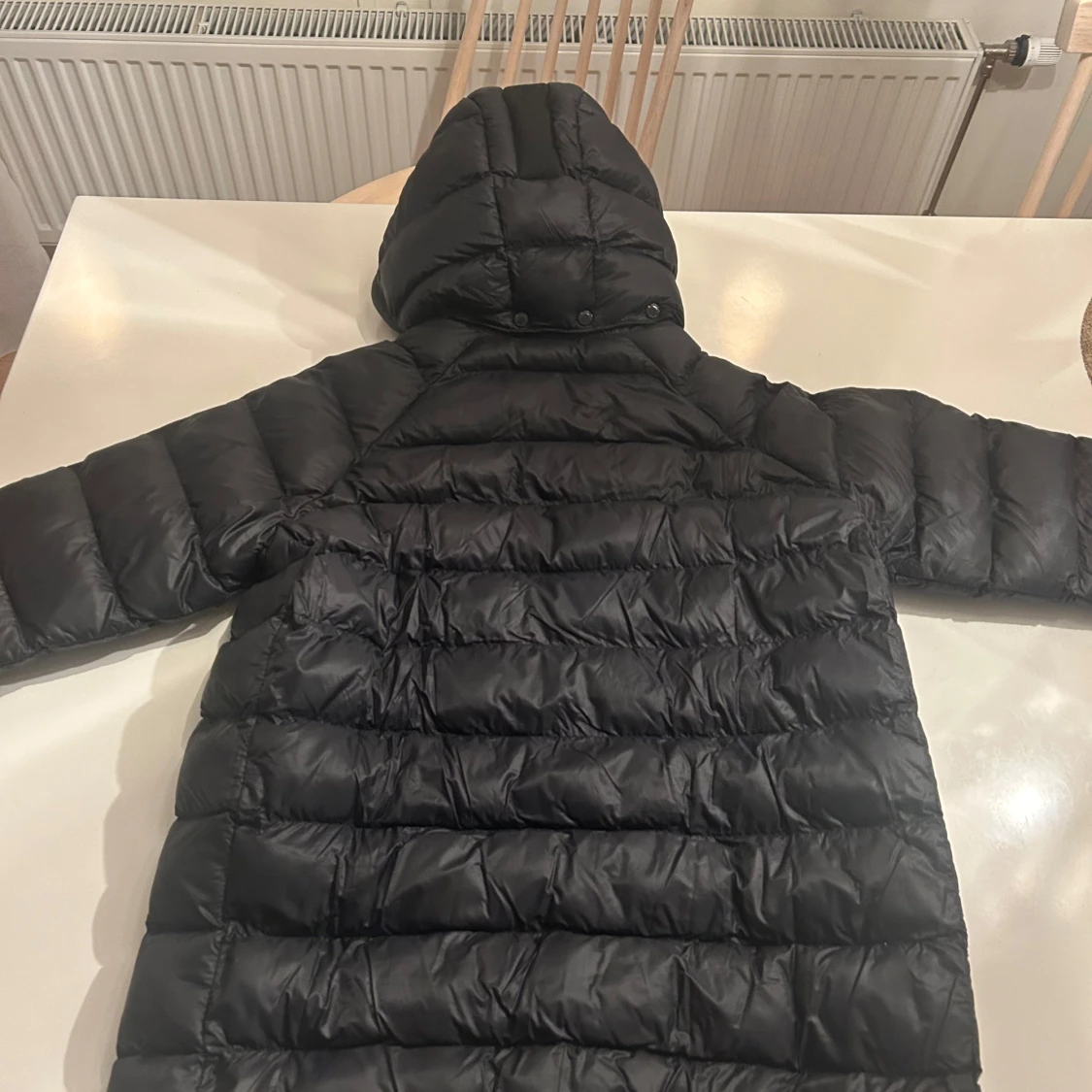 Svart dunjacka från Peak Performance - 90