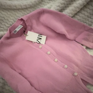 Rosa kofta - Superfin rosa kofta från Zara i nytt skick! Den är aldrig använd, kom privat för frågor🩷 