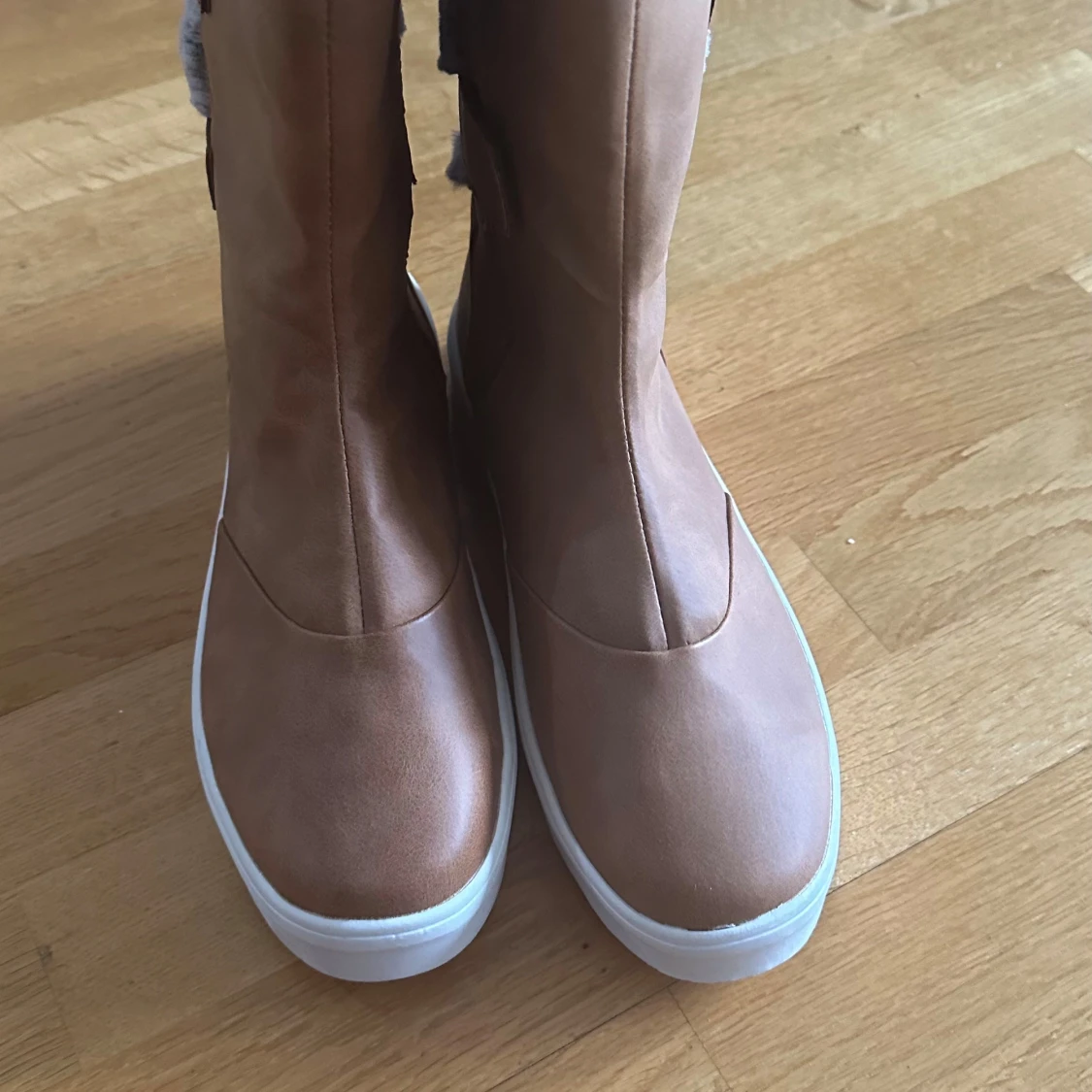 Bruna vinterstövlar med pälsdetaljer - 90