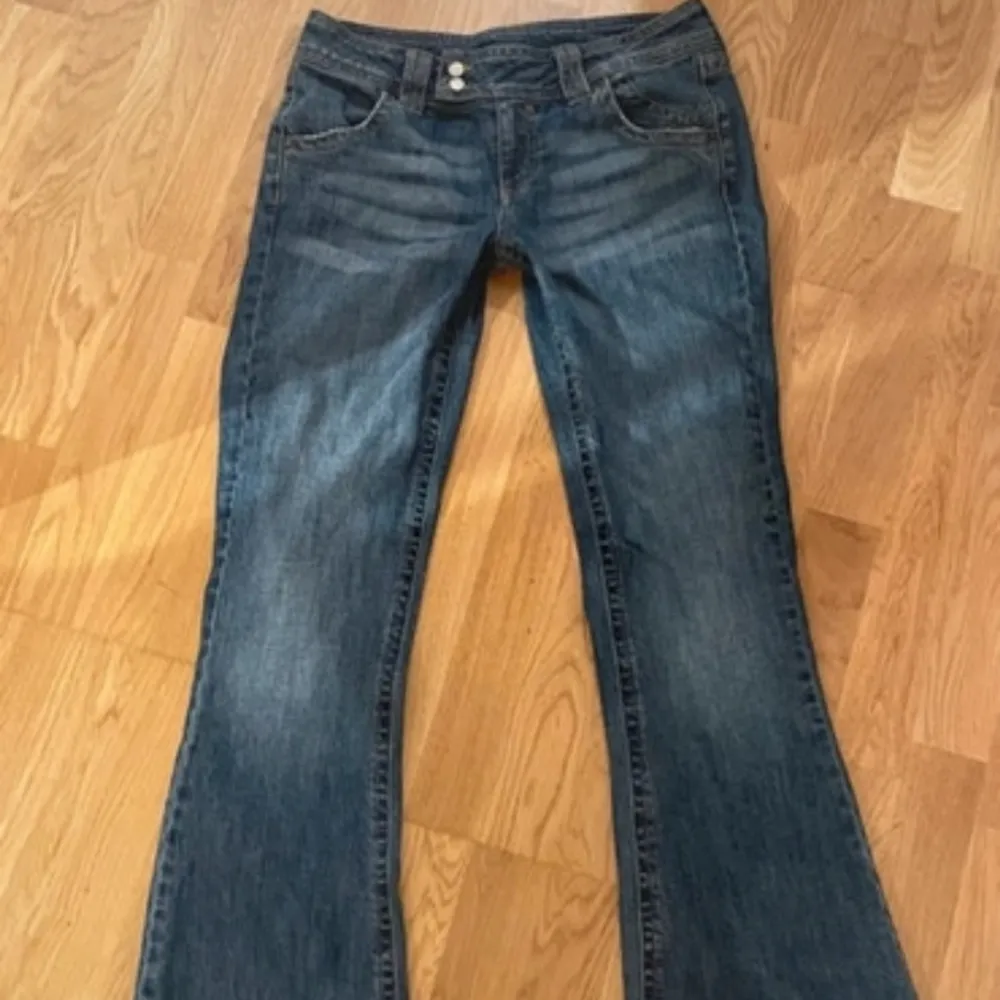 Säljer ett par snygga blå jeans i bootcut-stil. De har en klassisk femficksdesign och är i jättebra skick. Köpte för 350kr och säljer då de va för långa, skriv för andra frågor🌸 midja 38cm & Innerbenslängd 80cm. Jeans & Byxor.