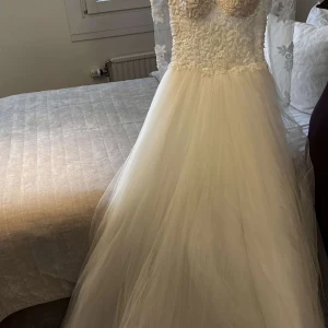 Bröllopsklänning  - Klänningen är köpt i Södertälje för ett år sen för 25 000 kr, använd en gång, säljer för 15 000 priset kan diskuteras. 