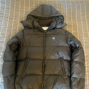 Calvin Klein jacka - Tja, säljer denna feta Calin Klein jackan jag köpte förra vintern för 2600kr nypris. Jackan är i bra skick utan några synliga defekter. (Luvan går att ta av) priset är diskuterbart 