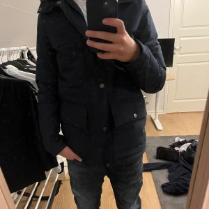 Peak performance jacka  - Tjena säljer dennna feta Peak performance jackan! Säljer för den är på väg att bli för liten! Jackan är knappt använd. Nypris 3800kr. Tveka inte höra av dig om du har några funderingar! Fraktar snabbt🤩