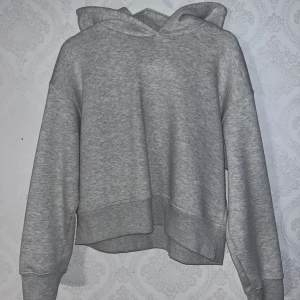 Grå croppad hoodie - En grå croppad hoodie 🥰 Storlek M men kan sitta som L