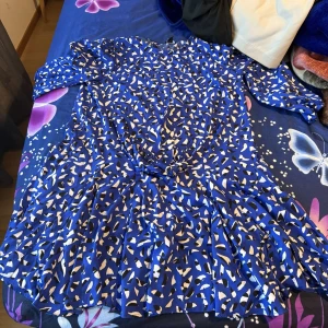 Blå klänning  - En kort blå långärmad klänning 