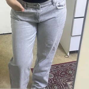 Gråa jeans  - Använd enbart en gång och mid Waist💗