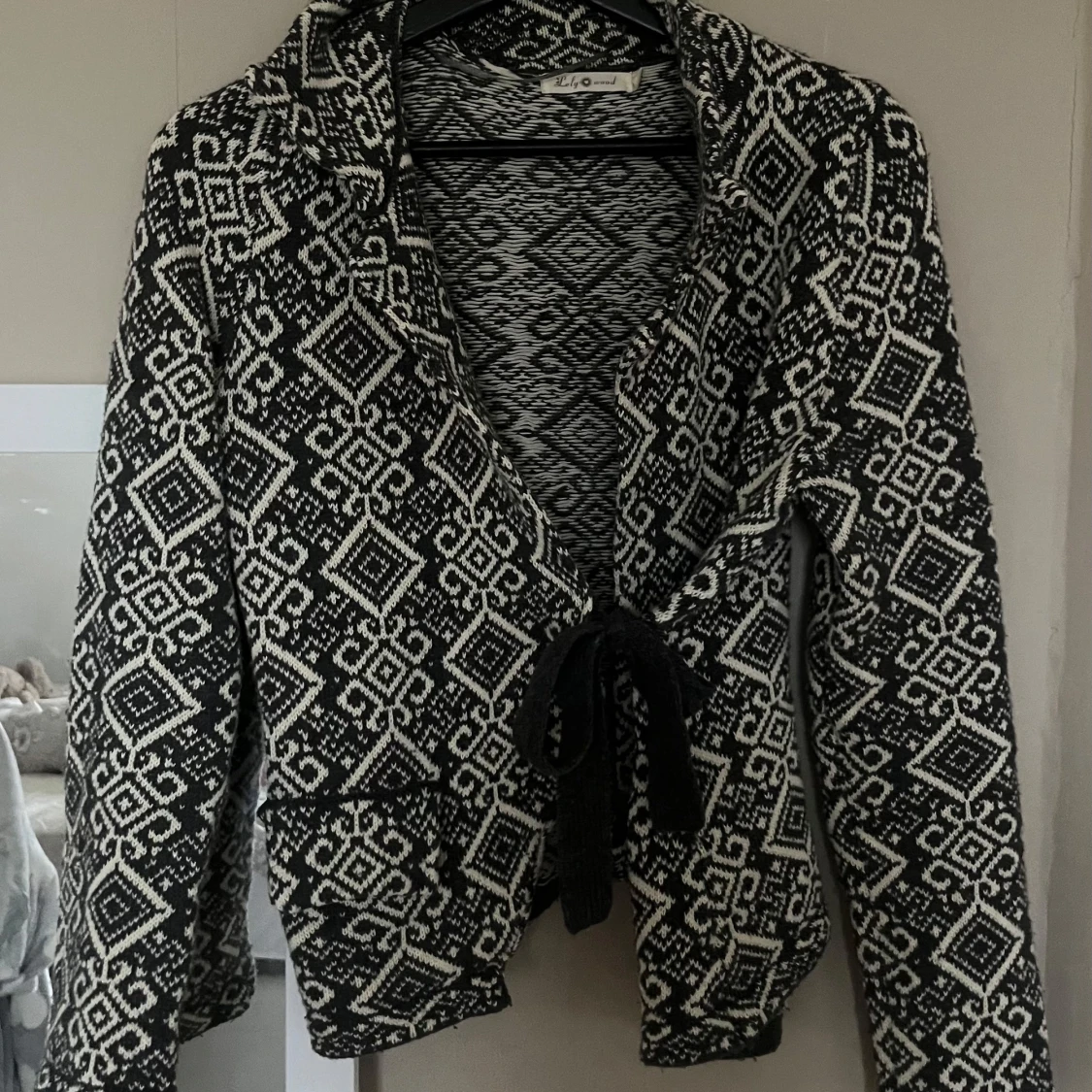 Svartvit mönstrad kofta med knytband - 91