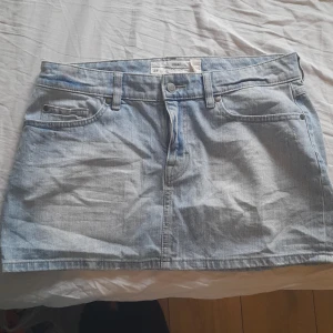 Ljusblå jeanskjol - Säljer en snygg ljusblå jeanskjol i kort modell. Den är endast provas 