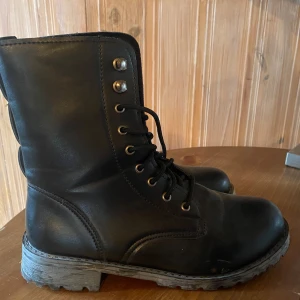 Fina kängor  - Troligen immitatonsläder. Använda två gånger, som nya. 