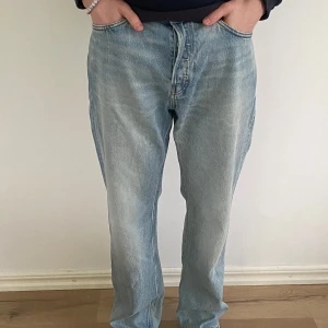 Weekday jeans - Säljer nu ett par Weekday jeans i modellen space relaxed. De är i storleken 31/32, modellen på bilden är 180 och väger cirka 70 kg. Jeansen är inte använda särskilt mycket och är i fint skick. Tveka inte att höra av dig vid funderingar eller om du vill ha fler bilder. 📷 