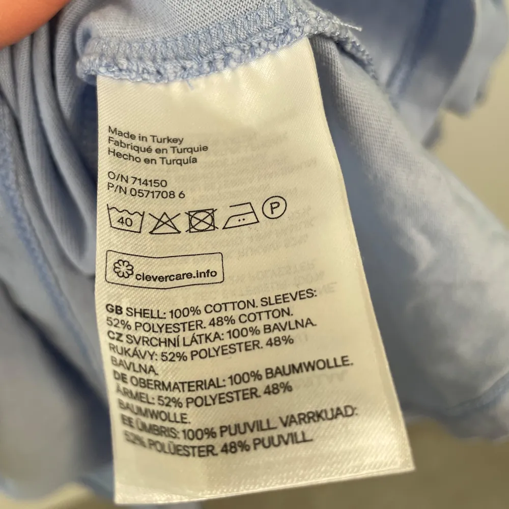 Säljer en ljusblå topp från H&M i storlek S. Puffiga trekvartsärmar med knytband vid ärmsluten. Toppen är i mycket bra skick!. Blusar.