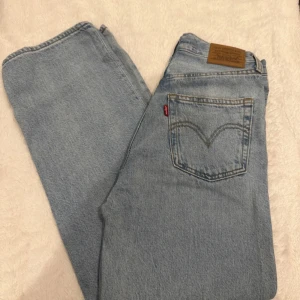 Ljusblå jeans från Levi's - Säljer ett par klassiska ljusblå Levi's jeans i modellen ribcase straight.