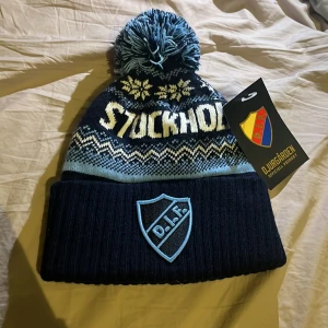 Djurgården mössa - Säljer en helt ny oanvänd djurgården mössa endast provad en gång men säljer pga för liten, pris är inte hugget i sten. Skriv gärna om ni har funderingar!