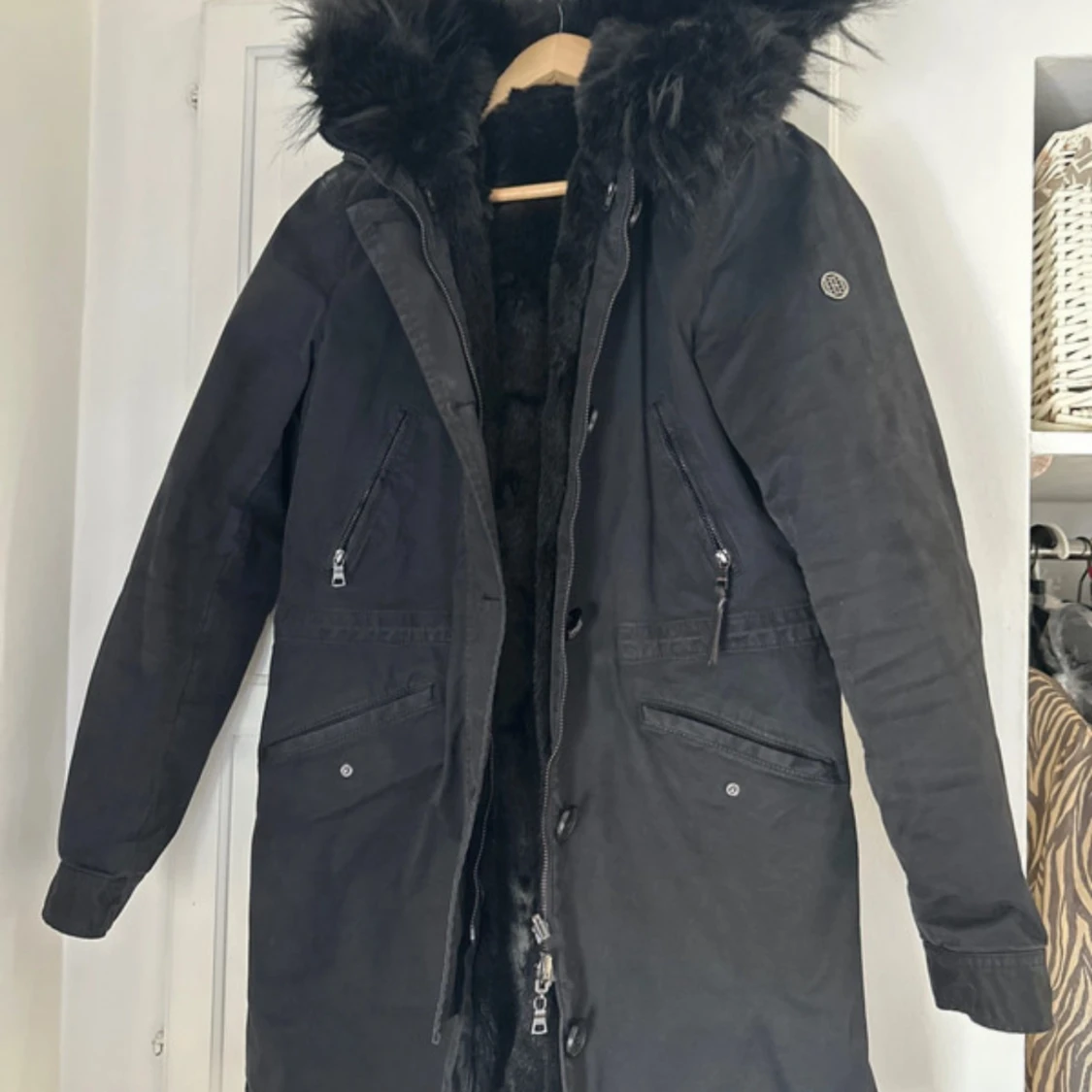 Svart parkajacka från Blonde No.8