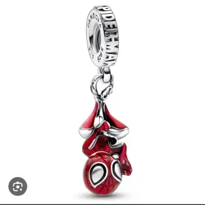 Helt nytt pandora spiderman halsband köpt för 1500, den är helt ny och oanvänd. Pris kan diskuteras vid snabb affär!