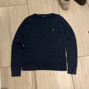 Blå stickad gant tröja - Ass fett stickad tröja! Perfekt att ha till vintern är jätte varm och kön. Skick 9/10 med inga defekter. Knappt använd. Storlek 170 . Pris kan diskuteras vid snabb köp