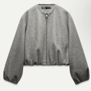 Grå bomberjacka från Zara - Säljer en stilren grå bomberjacka från Zara. Jackan har en dragkedja framtill och är långärmad med en rund halsringning. Perfekt för höst och vår, och den är i mycket bra skick. Passar till både vardag och fest!