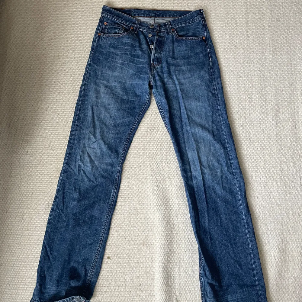 Säljer ett par vintage levis jeans. Köpta i Amsterdam och storleken i jeansen är bort slitna. Sitter lite löst/oversized samt med lågmidja på mig som vanligtvis har 34/36. Jättesnygga jeans på!!. Jeans & Byxor.