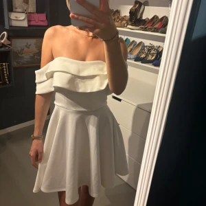 Vit axelbandslös klänning - Säljer nu min studentklänning 