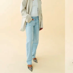 Low waist jeans - Low waist jeans i en ljusblå färg från ginatricot. Storlek 34. Mycket bra skick, använda ett fåtal gånger. Bara att skriva om du har fler frågor 💕