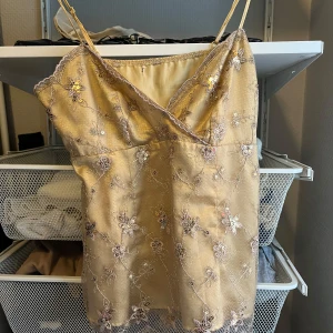 Guldig topp med paljetter - Superfint linne som är guldigt med paljetter. Köpt på vinted men har aldrig fått användning för det. Linnet är i bra kvalite🥰