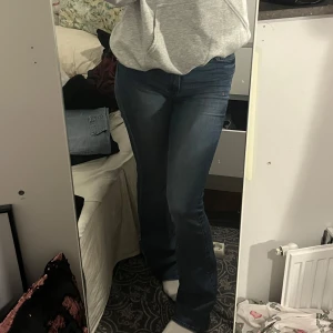 Jeans - Super snygga jeans som har lite slitning (se bild 5)  Innerbensmåttet-75cm Midjemått-35cm