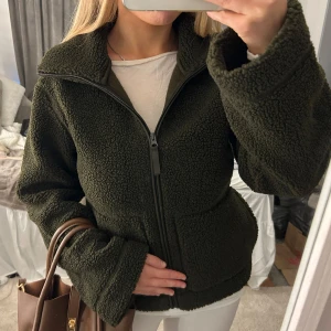 Slutsåld teddyjacka  - Säljer i M men på bilden har jag xs 🩷helt ny med prislapp