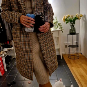 Rutig kappa - Härlig höstkappa.   Knäpps med omlottknapp. Lätt oversized.  Använd ett par gånger. Så i väldigt fint skick.   Storlek s