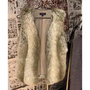 Väst  - Säljer denna väst som är i st (s) och endast är använd en gång på en tema fest, är precis som ny, pris går att diskutera 