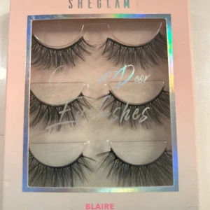 Lösögonfransar  - Säljer ett set med fem par dramatiska falska ögonfransar från Sheglam i modellen Blaire. Perfekta för en glamorös look med fyllig volym och längd. Kommer i en snygg rosa förpackning med holografiska detaljer. Perfekt för fest eller en utekväll! 🌟