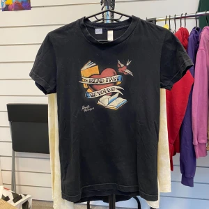 Y2k T-Shirg - En t-shirt med tryck som liknar Ed Hardy. I toppen skick och i storlek Medium. Perfekt ifall du är en bokälskare.