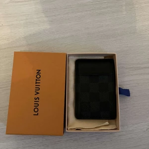 L@uis Vuitt@n plånbok  - Säljer denna riktig feta plånboken. Box tillkommer. Hör av er vid frågor!