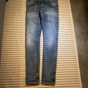 Blå jeans i slim fit - Säljer ett par snygga blå jeans från jack and jones i slim fit. De har en klassisk femficksdesign och en lätt tvättad look som ger en cool, avslappnad stil. Perfekta för både vardag och fest! 🕺Midja 41 cm. Innerbenslängd 83 cm.