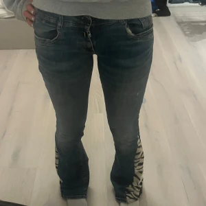 Blå jeans med zebra-detaljer - Säljer ett par snygga blå jeans med zebra-detaljer vid benen
