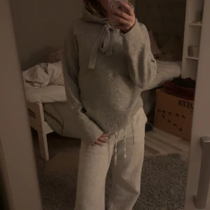 Grå hoodie i mysigt material - Säljer en supermysig grå hoodie i mjukt material. Perfekt för kalla dagar med sin varma och bekväma passform. Den har en huva och ribbade muddar vid ärmslut och nederkant. Perfekt nu till hösten/vintern. storlek M, men jag som har xs/s använder den oversized