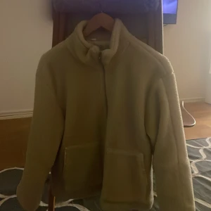 Teddyjacka - Säljer denna teddyjacka så är lik den från hm fast lite tunnare, den är i storlek s och är sann i storleken, skriv för fler frågor och bilder