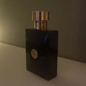 Versace Dylan blue  - En uppfriskade och fräsch doft som passar i alla tillfällen! Cirka 45 ml kvar av flaskan och den är 100ml.