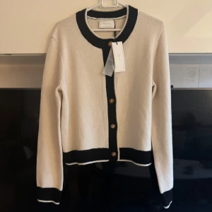 Helt NY: kofta från Neo Noir stl 40 - Neo Noir stickad kofta aldrig använd, alla lappar på. fina knappar i pärlemorlook.