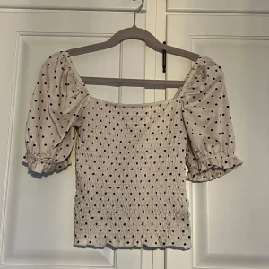 Prickig topp - Superfin puffärmad topp från Gina Tricot, med prickar och smockad design. Storlek XS men passar på S med! 💗💗💗