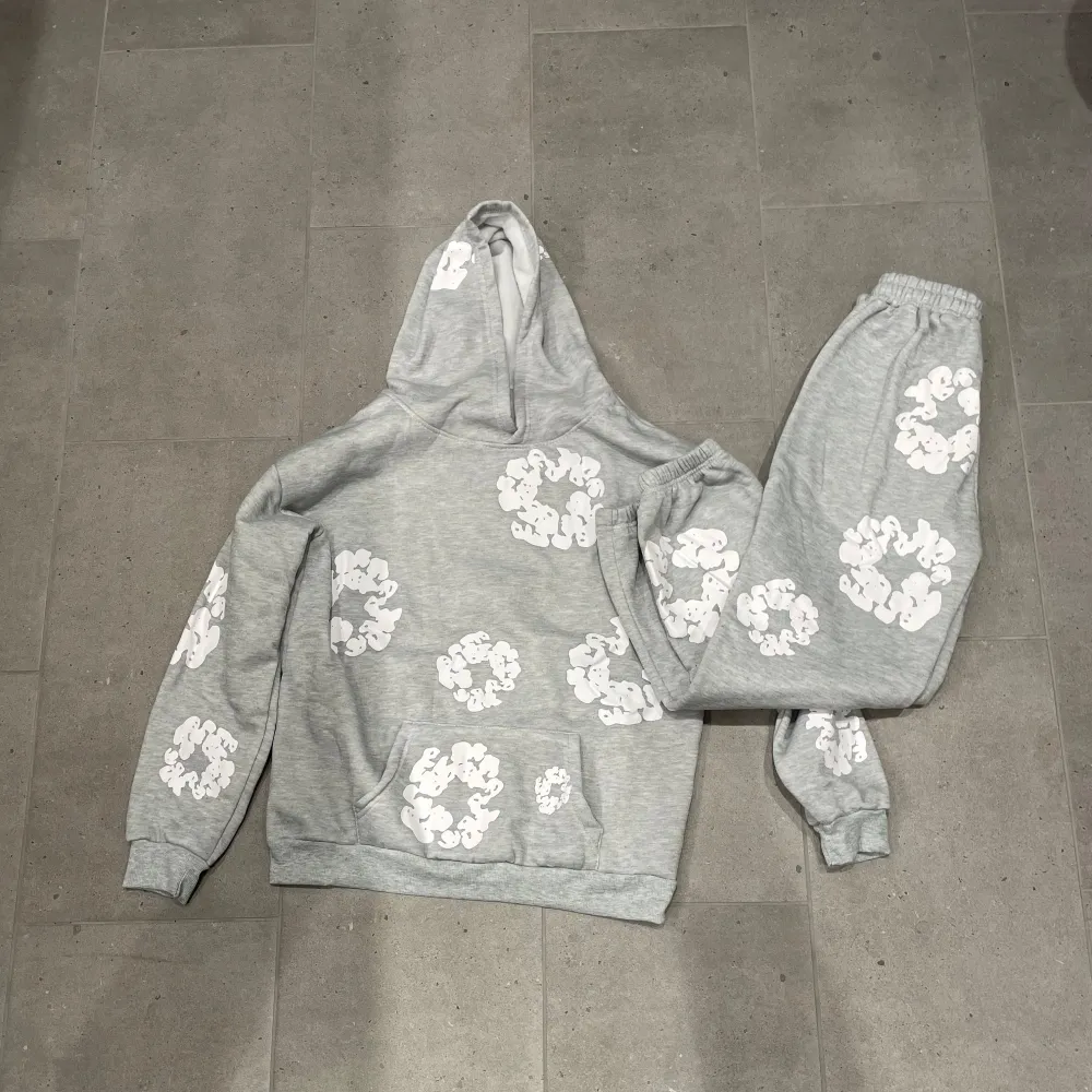 Tja säljer nu detta riktigt sköna denim tears set! Helt nytt, aldrig använts! Strl S/XS. Pris kan diskuteras vid en snabb affär! Bara att fråga vid eventuella funderingar mvh . Hoodies.