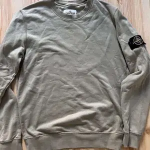 Stone island tröja jätte bra skick men jag har tyvärr växt ur den öppen för byten