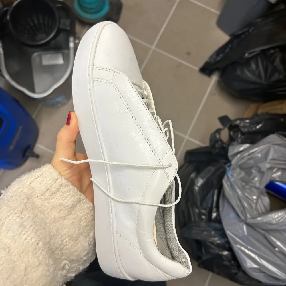Säljer ett par stilrena vita sneakers från Vagabond i mycket bra skick. De är gjorda i skinn och har klassisk snörning. Perfekta för både vardag och fest! Passar till det mesta och är superbekväma. Storlek är inte angiven, men de ser ut att vara i normal passform.. Kengät.