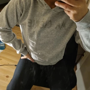 Hoodie - Säljer en jättesnygg grå hoodie från Gina Tricot med texten  "Ma Chérie"🖤 Det är egentligen strlk 164 men skulle säga att den är i XS Nypris: 250kr  Säljes: 100kr Frakt ingår ej