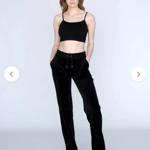 Svarta mjukisbyxor från Juicy Couture - Säljer ett par svarta mjukisbyxor från Juicy Couture i storlek XS. De är superbekväma med en loose passform och har snörning i midjan. Perfekta för en chill dag hemma eller som en finare mjukis byxa i skolan. Materialet är mjukt och skönt, vilket gör dem till ett måste i garderoben! Orginalpris 1200kr