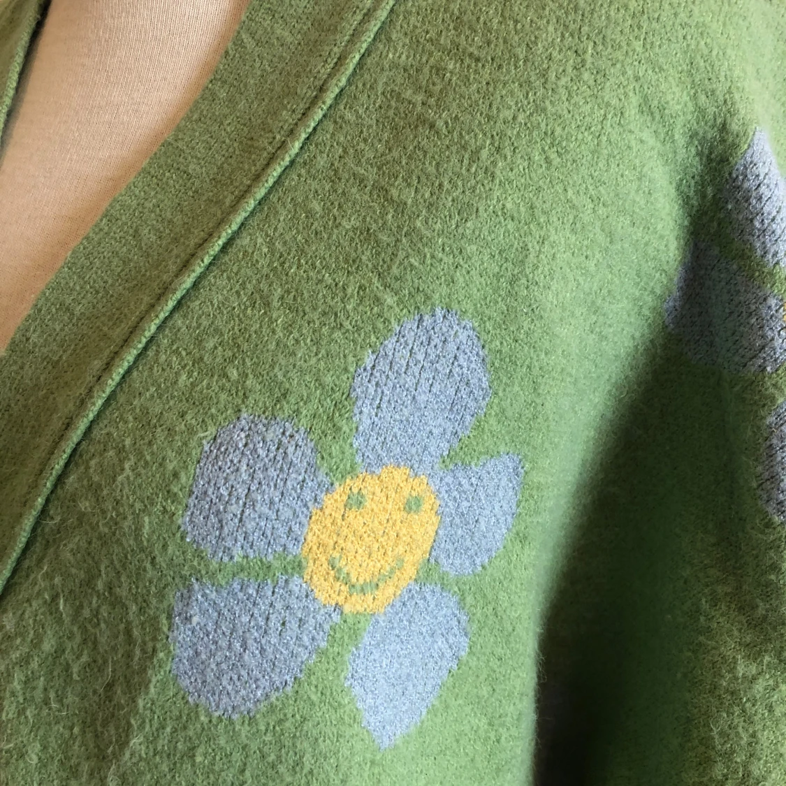 Grön kofta med blommor - 91