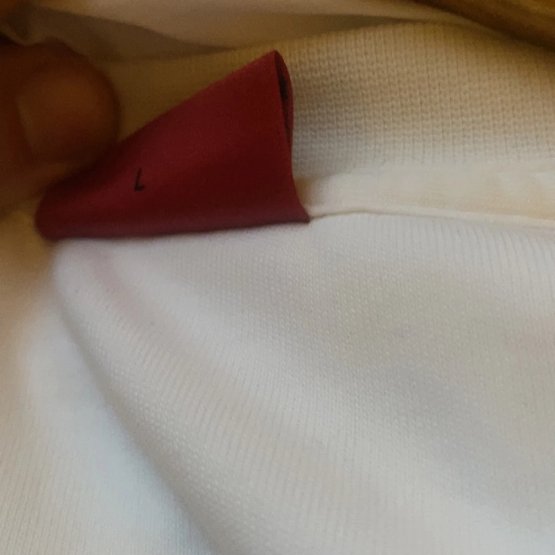 Vit tröja med UK logga på bröstet - 90