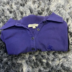 Burberry piké - En fin burberry piké som är blå och svart. Storlek S. Knappast använd.